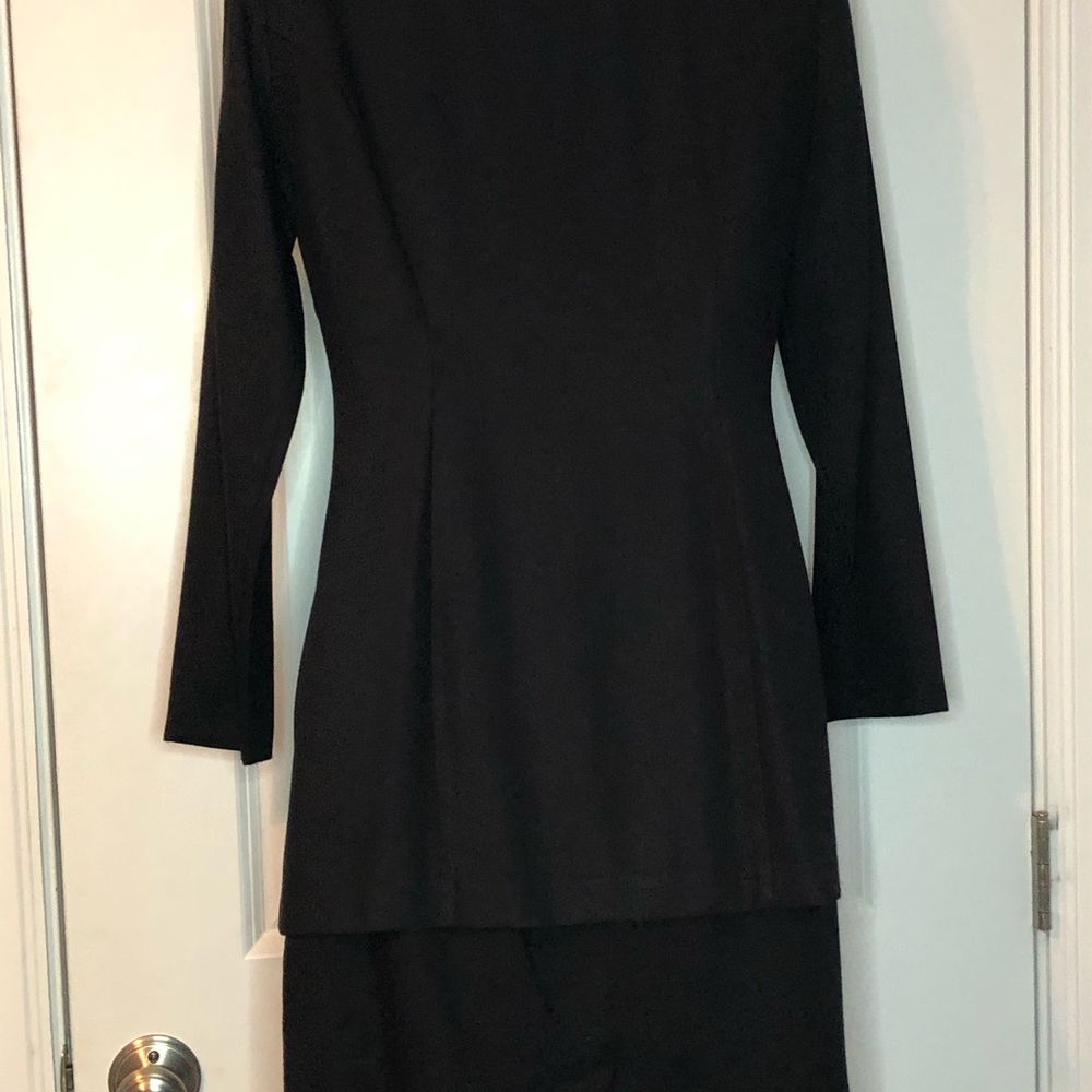 2-pc Black Suit with straight skirt Size 4 - Picture 8 of 9